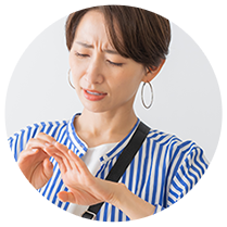 転んで指を骨折して治るまで美容師のお仕事ができない…